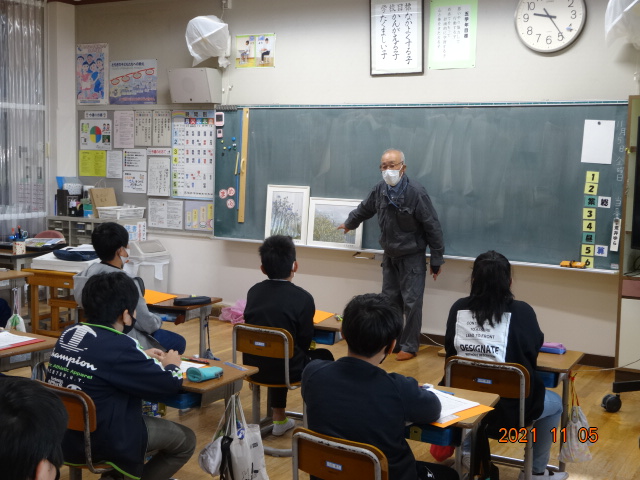 5年生の教室でﾐﾔｺｸﾞｻの標本を見せての授業